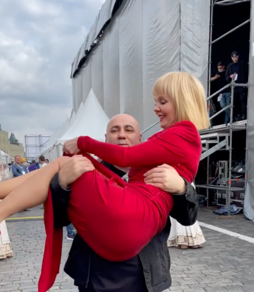 Иосиф Пригожин пронес Валерию на руках по Красной площади