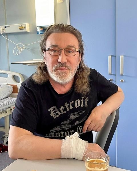 Владимир Кузьмин госпитализирован с коронавирусом: «Условия хорошие, гитара со мной»