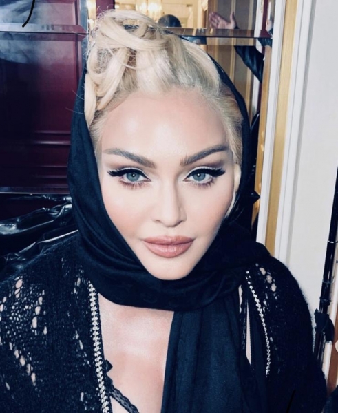 Мадонна поделилась фото с оголенной грудью