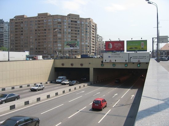 Автомобиль перевернулся в результате ДТП в Лефортовском тоннеле Москвы
