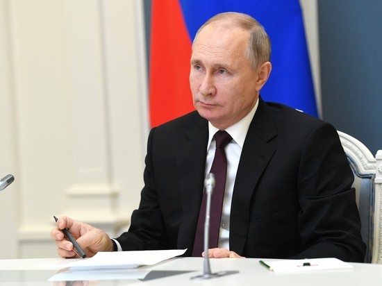 Путин поручил правительству удвоить надбавки для медиков в праздничные дни
