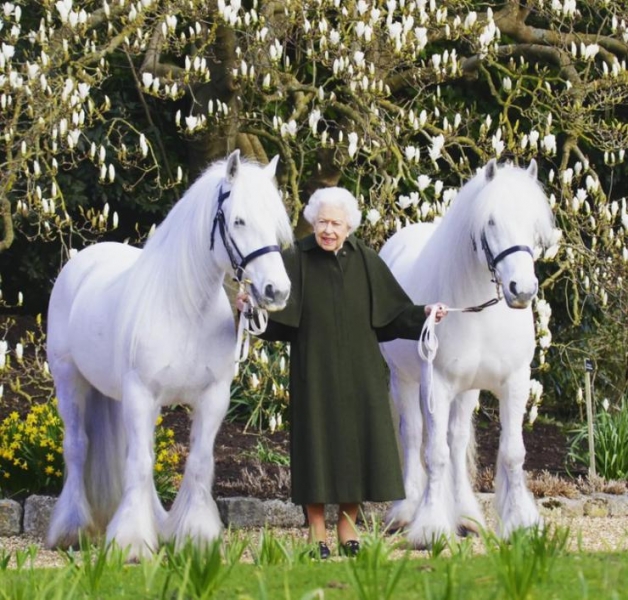 Елизавета II поучаствовала в фотосессии в честь 96-летия