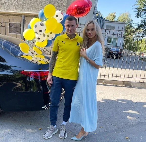 Жена Павла Мамаева показала фото с выписки из роддома