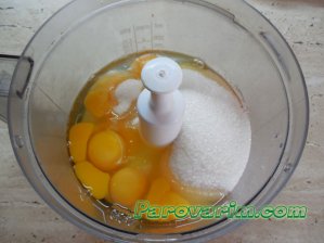 Взбиваем яйца, сахар и ванильный сахар