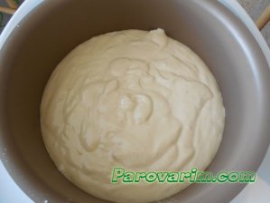 Переливаем тесто для бисквита в чашу мультиварки