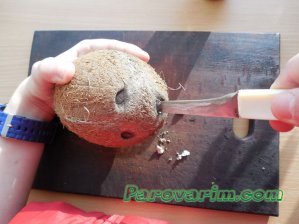Как сделать отверстие в кокосе