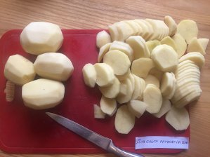 Нарежьте картофель тонкими ломтиками