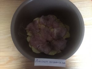 Выложите кусочки куриного филе в один слой поверх картошки