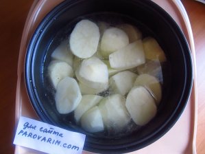 Варите картофель в мультиварке около 30 минут