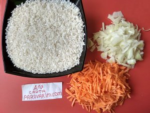 Нарежьте лук и морковь, промойте рис