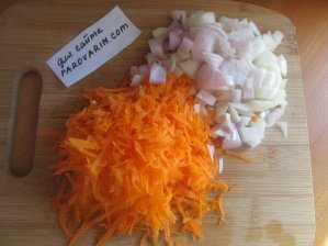 Нарежьте лук и морковь