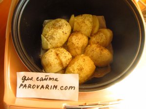 Поместите в мультиварку картофель, смазанный сливочным маслом, посыпьте его солью, перцем, пряностями