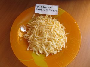Натрите сыр на мелкой терке