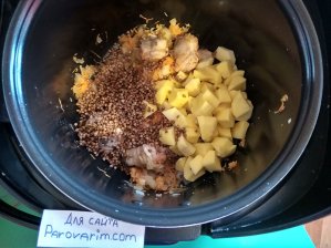 Выложите гречневую крупу вместе с картофелем в чашу мультиварки