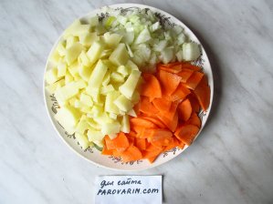 Нарежьте лук, морковь и картофель
