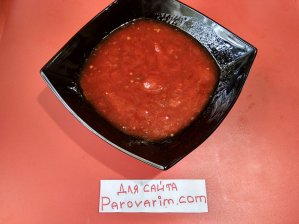 В глубокой емкости смешайте томатный соус, мед и приправу для курицы