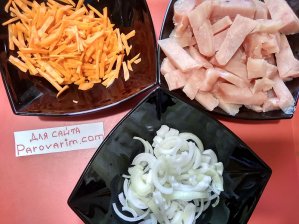 Нарежьте куриное филе, лук и морковь