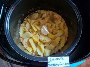 Подавайте картошку горячей, со сливочным маслом