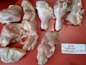 Курицу промойте и разделите на порционные куски