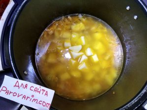 Нарежьте картофель, добавьте его в суп и готовьте на том же режиме 15 минут