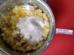 Сделайте картофельное пюре, добавьте сахар, перец, соль, муку и вбейте яйцо
