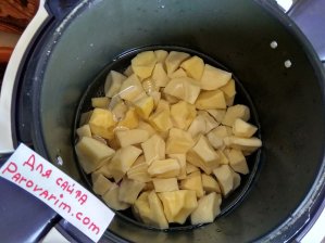 Сварите картофель в мультиварке, установив режим «Варка на пару»