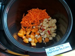 Выложите в мультиварку фрукты и морковь, обжаривайте 10 минут в режиме «Выпечка»