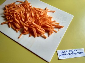 Почистите морковь и нарежьте ее некрупной соломкой
