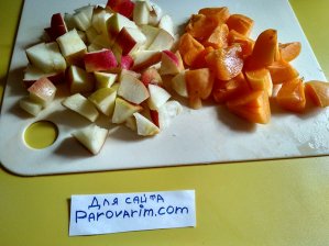 Нарежьте яблоко и абрикосы на небольшие кусочки